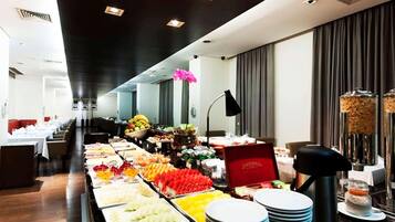 Se sirven desayunos, almuerzos y cenas; cocina internacional