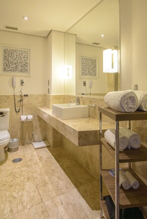 Suite Royal | Bathroom | Shower, free toiletries, hair dryer, bidet - Radisson Hotel Alphaville (Barueri)