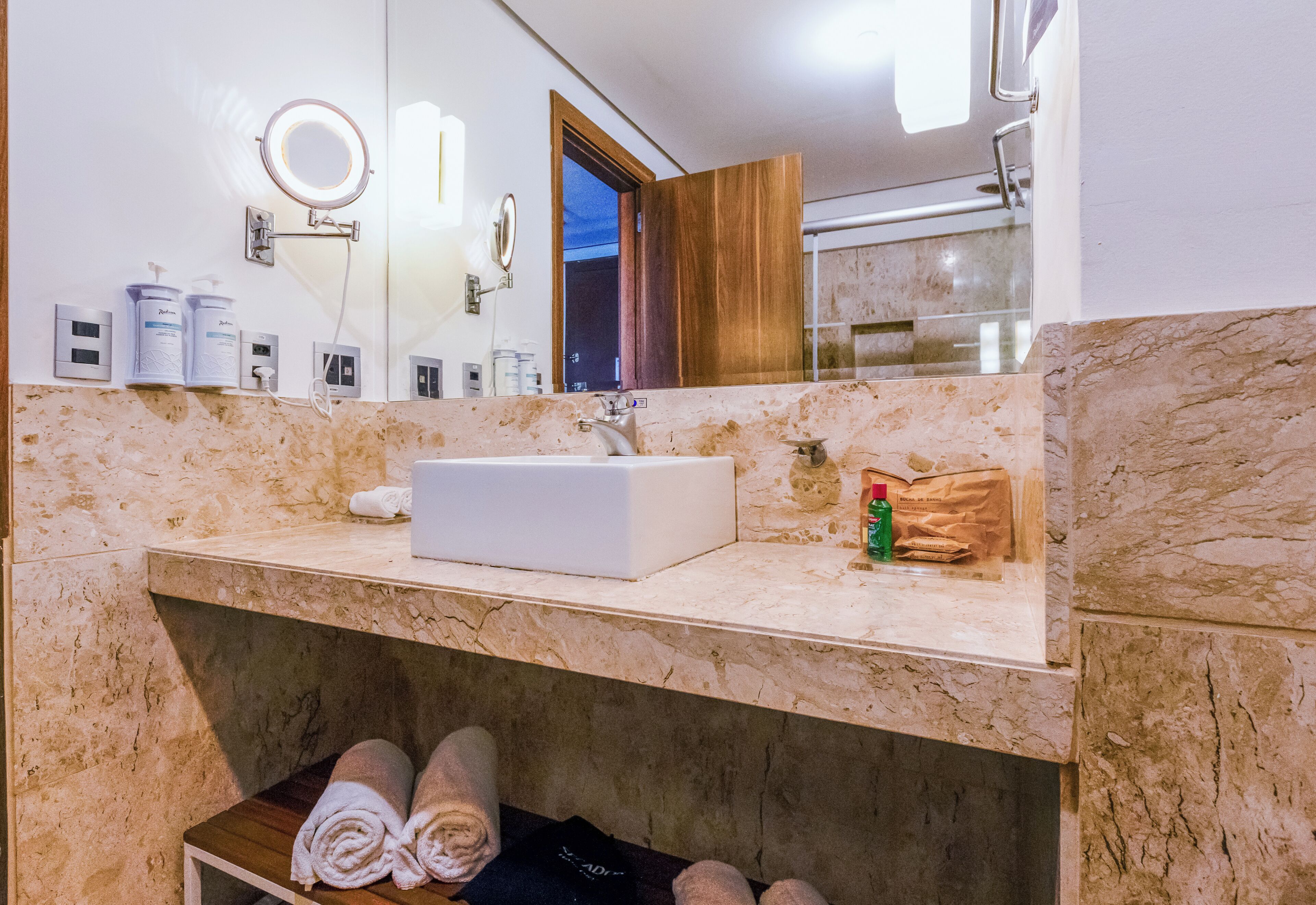 business class casal | bathroom | shower, free toiletries, hair dryer, bidet