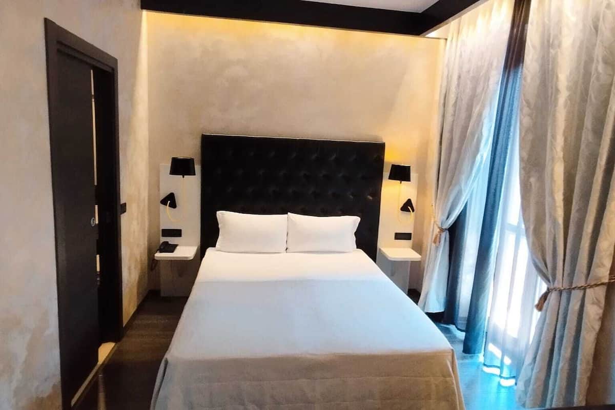 Junior Suite | Down comforters, minibar, in-room safe, individually furnished