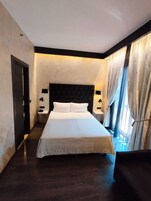 Cubrecamas, minibar y caja de seguridad en la habitación 