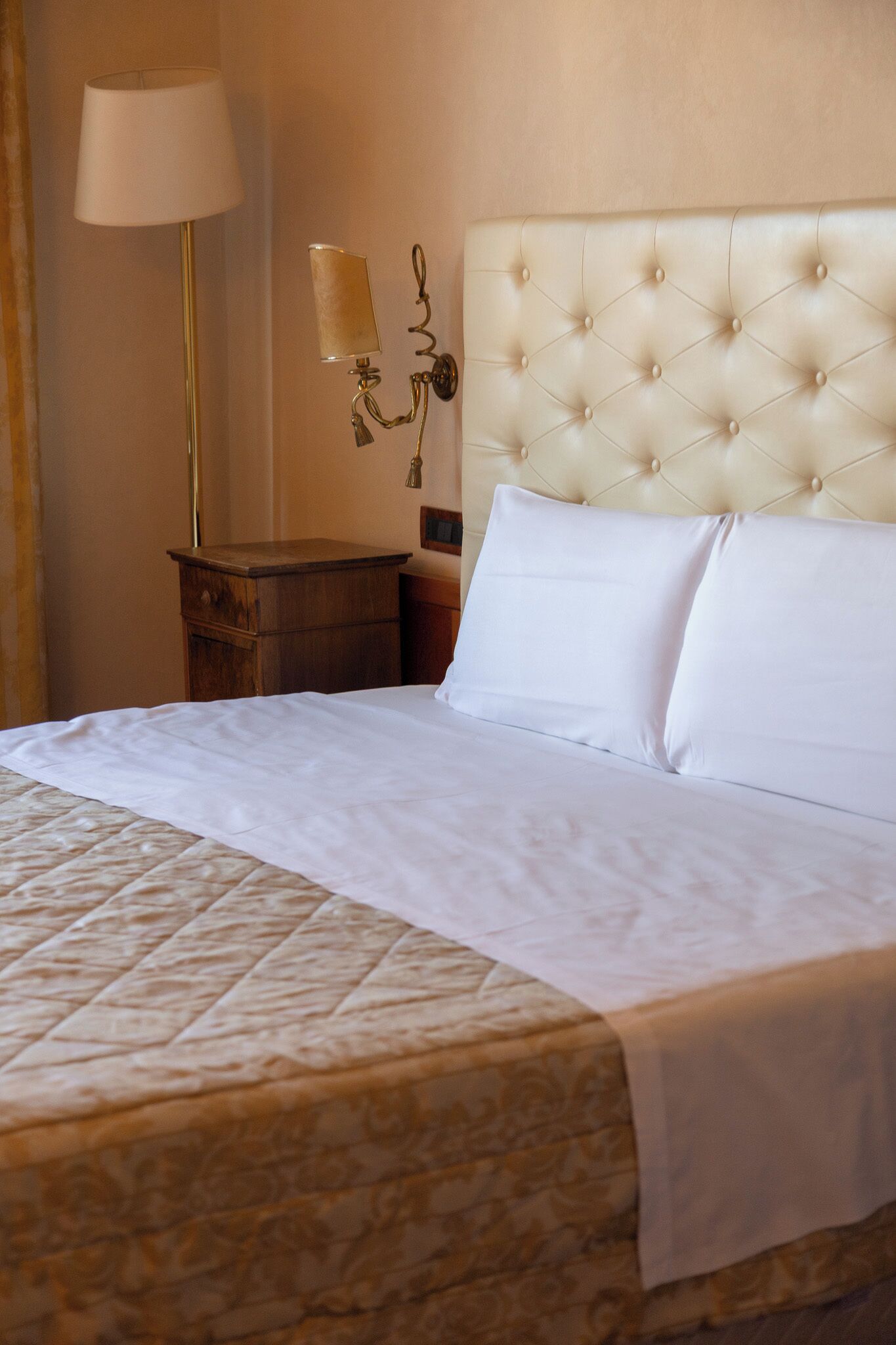 Cubrecamas, minibar y caja de seguridad en la habitación 