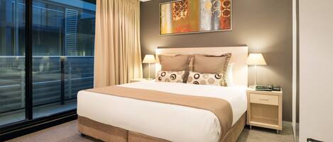 Caja de seguridad en la habitación y tabla de planchar con plancha