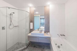 In-room safe, iron/ironing board, cots/infant beds, rollaway beds - Oaks Adelaide Horizons Suites (Adelaide)