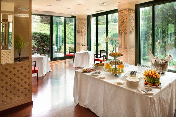 Breakfast, lunch, dinner served; garden views 