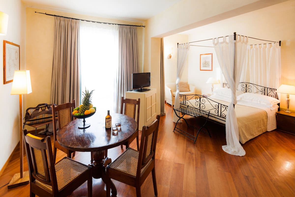 Suite junior, 1 cama King size | 1 habitación, minibar, caja de seguridad en la habitación y escritorio