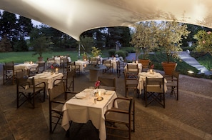 Breakfast, lunch, dinner served; garden views