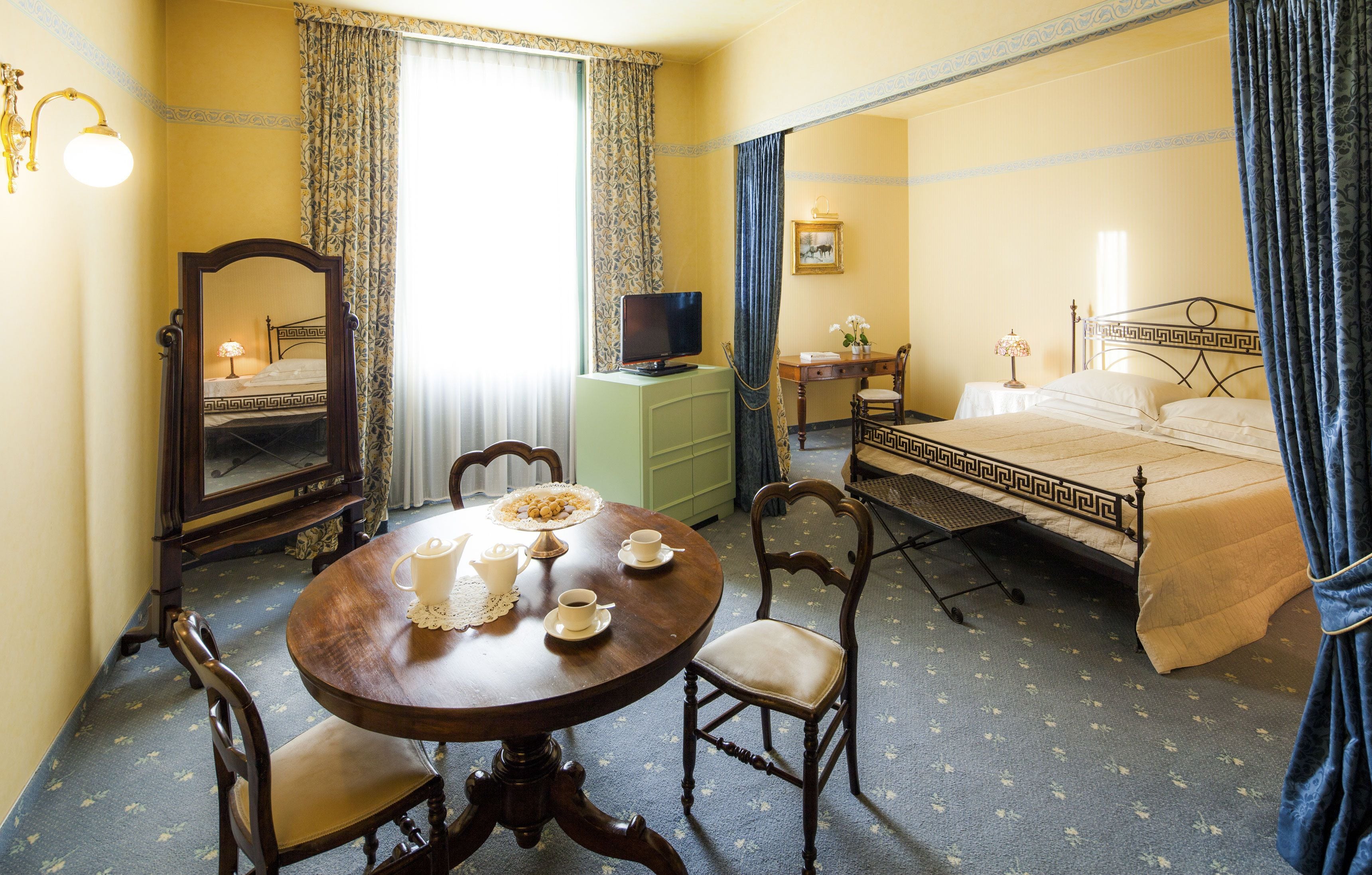 junior suite, 1 king bed | 1 bedroom, minibar, in-room safe, desk