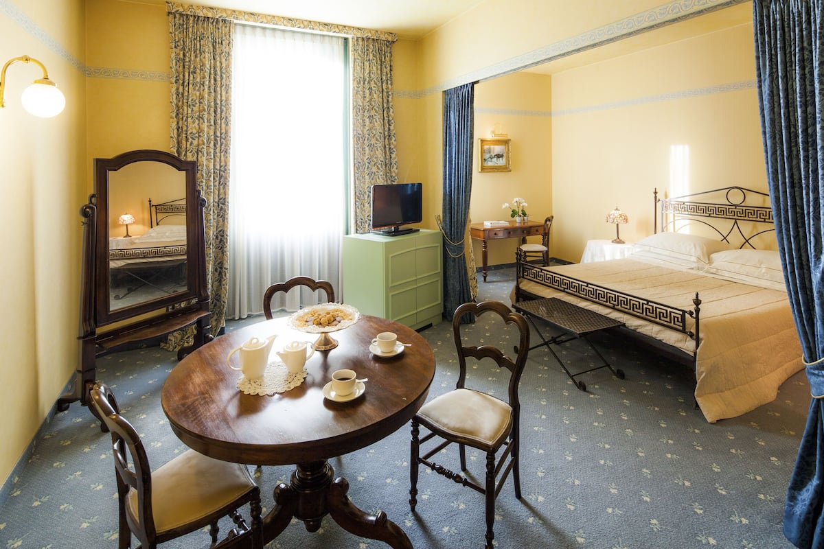 junior suite, 1 king bed | 1 bedroom, minibar, in-room safe, desk