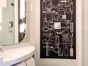 Tallelokero huoneessa, työpöytä, äänieristys, silitysrauta/-lauta