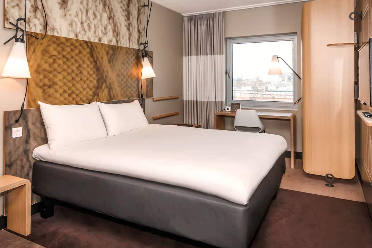 1 bedroom, in-room safe, desk, soundproofing