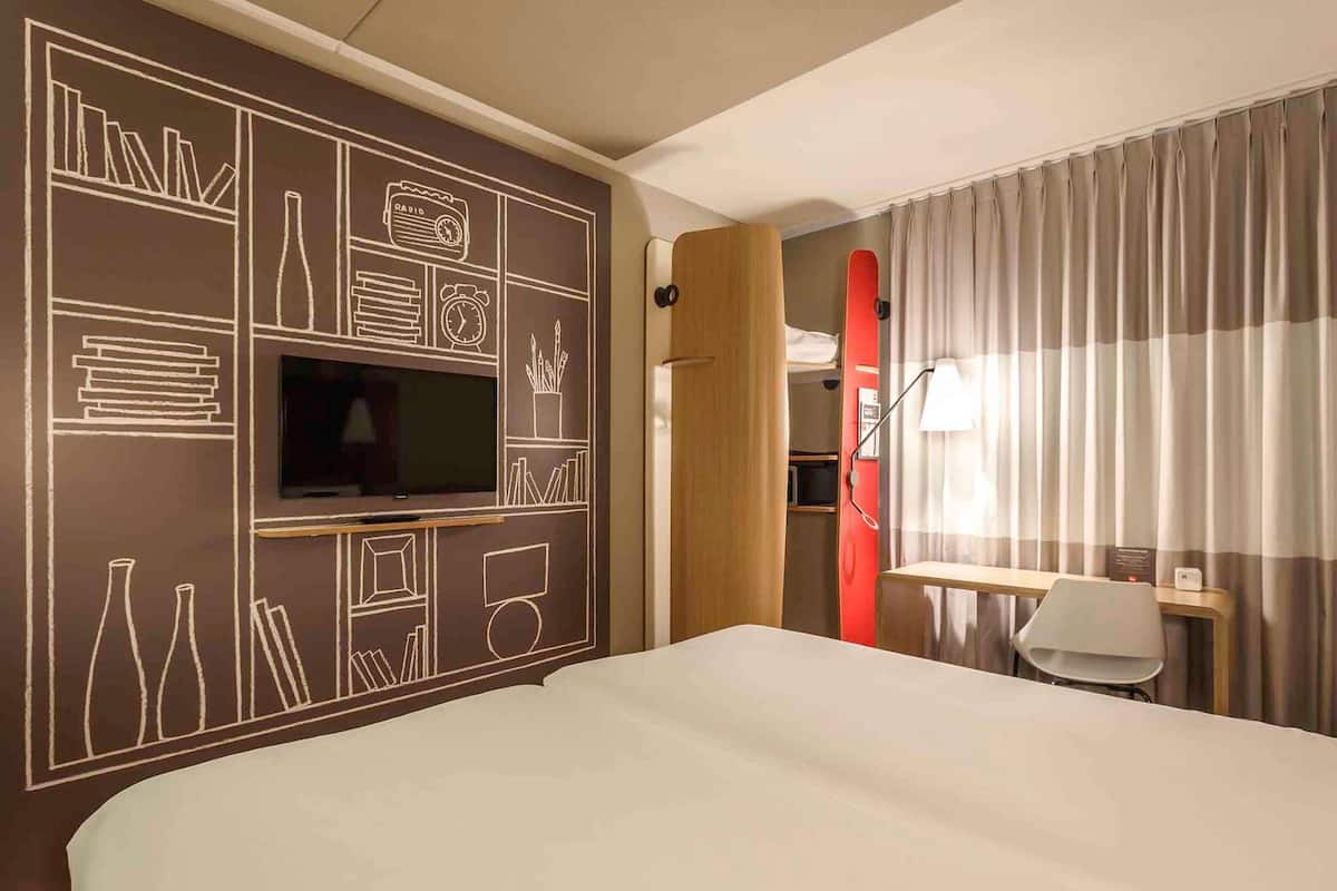 Safe på rommet, skrivebord, lydisolert og strykejern/-brett