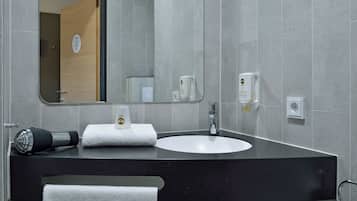 Ducha, secador de pelo, toallas, jabón