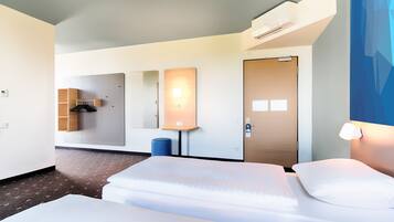 مكتب وستائر تعتيم وتجهيزات عازلة للصوت وواي فاي مجانًا