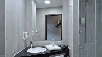 Dusche, Haartrockner, Handtücher, Seife