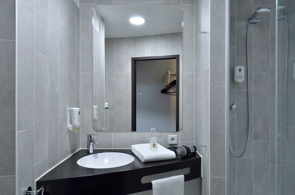 Shower, hair dryer, towels, soap - B&B Hotel Salzburg-Nord (Salzburg)