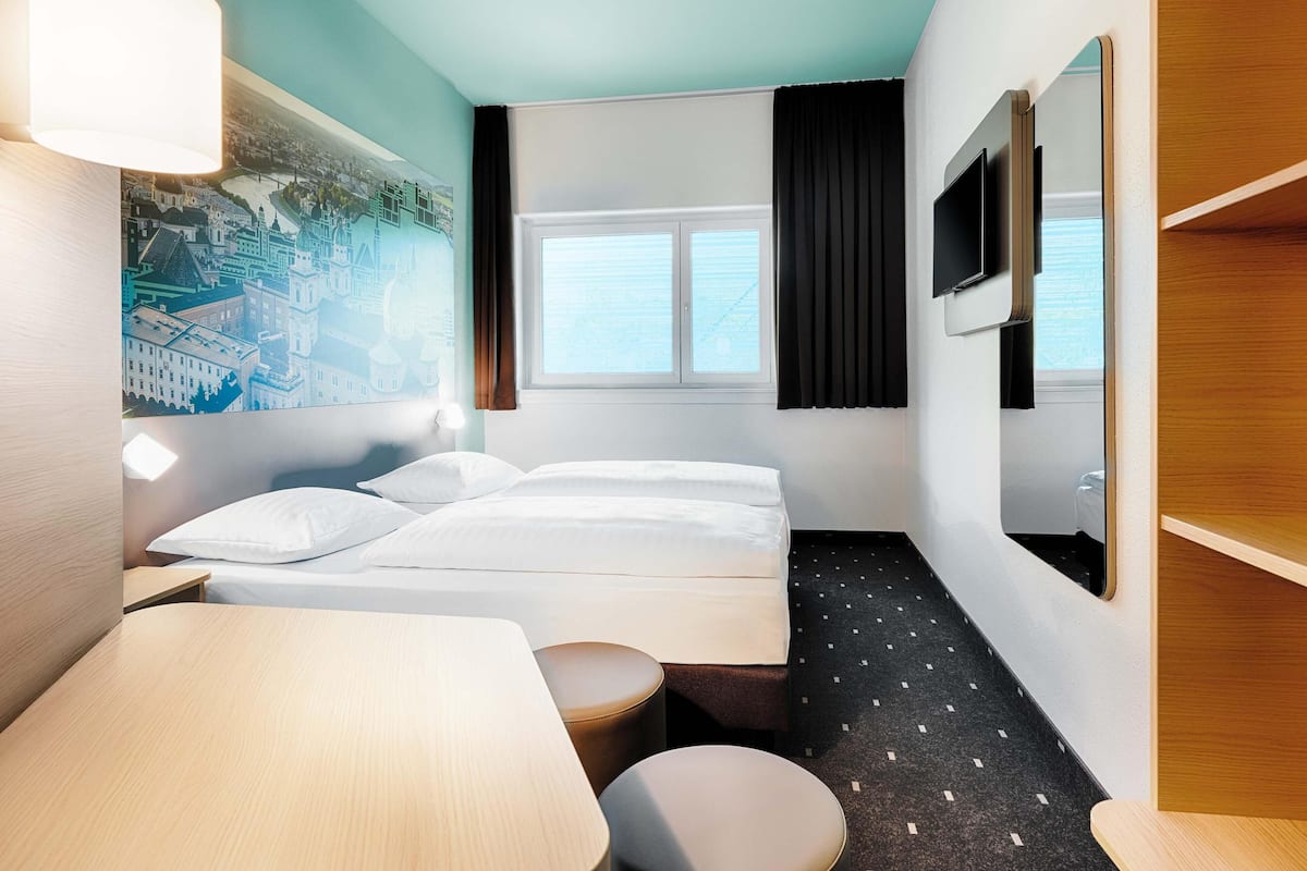 Desk, blackout drapes, soundproofing, free WiFi