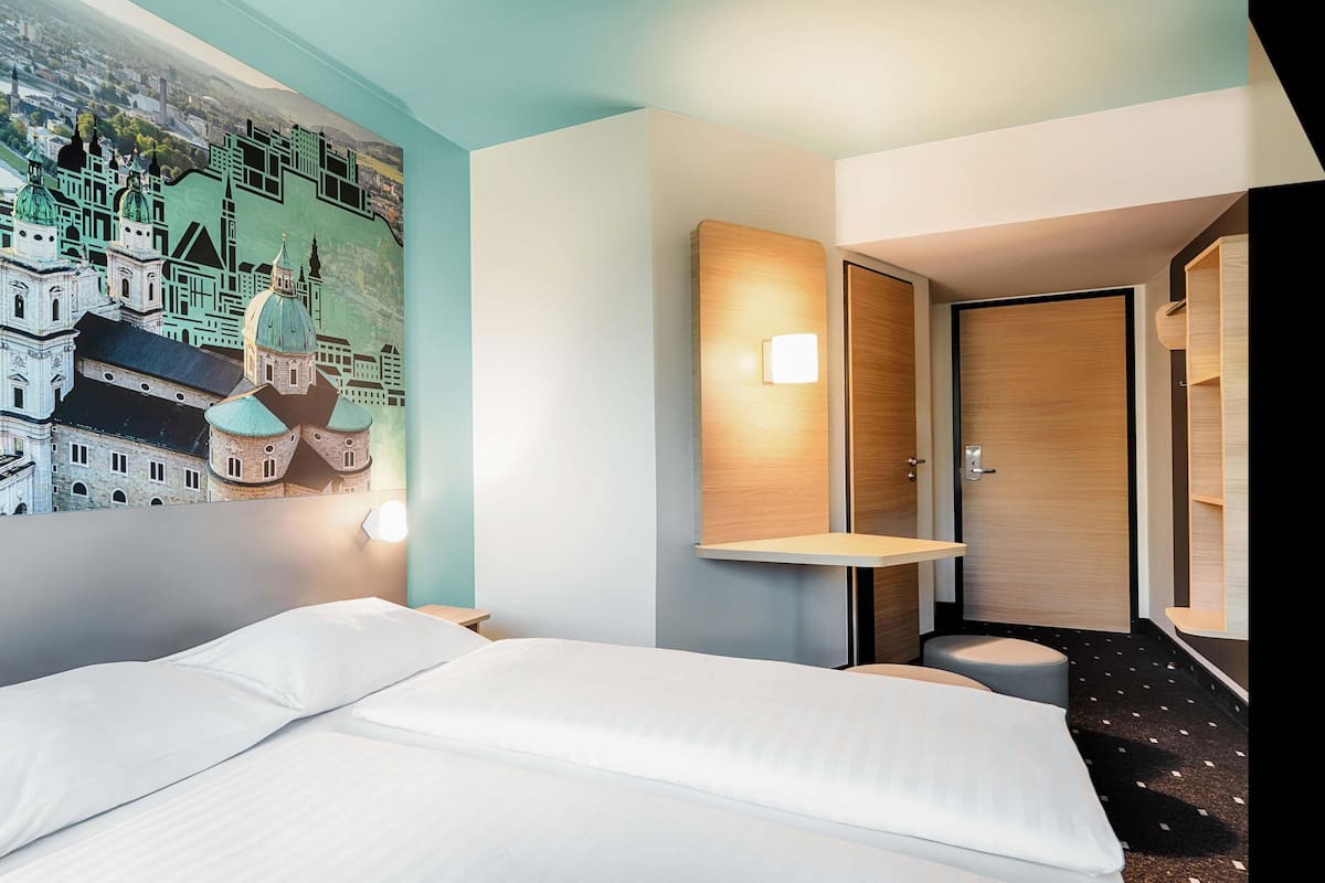 Desk, blackout drapes, soundproofing, free WiFi