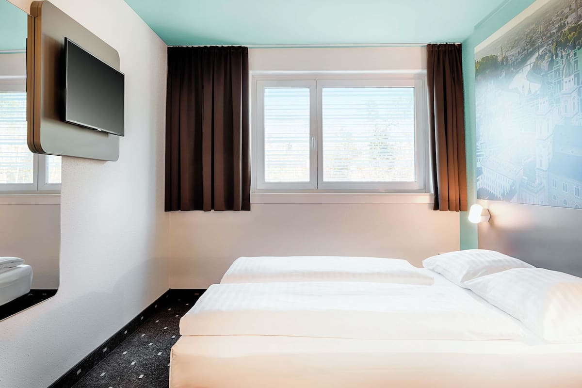 Quarto casal | Escrivaninha, cortinas blackout, quartos à prova de som