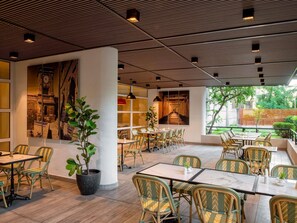 Breakfast, lunch, dinner served; international cuisine, garden views 