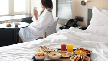 Executive Room, 1 Queen Bed | Premium bedding, pillowtop beds, minibar, in-room safe