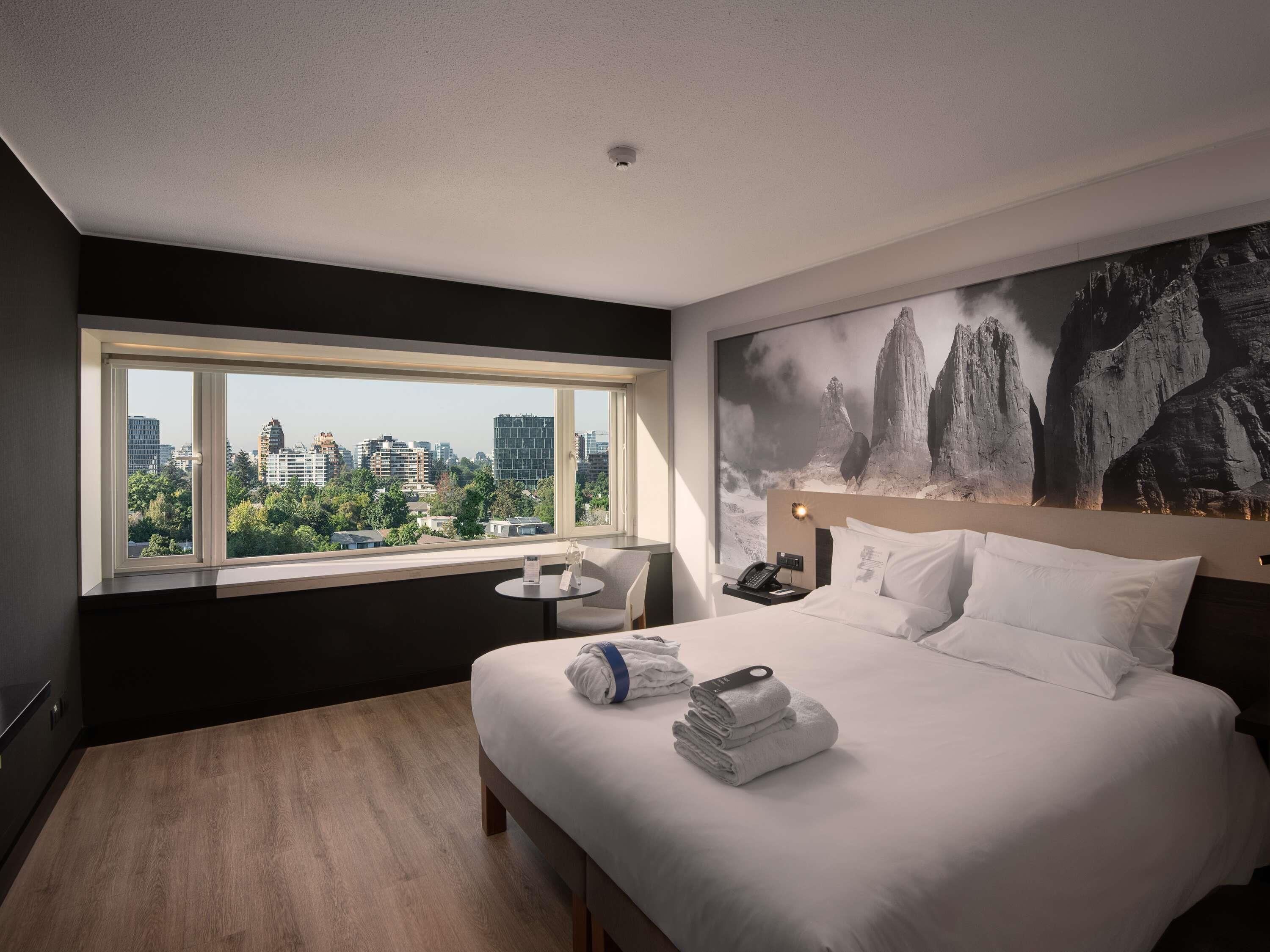 高档床上用品、加厚床垫、迷你吧、客房内保险箱