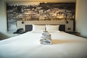 Superior Room, 1 Queen Bed | Premium bedding, pillow-top beds, minibar, in-room safe