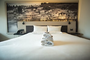 Superior Room, 1 Queen Bed | Premium bedding, pillowtop beds, minibar, in-room safe