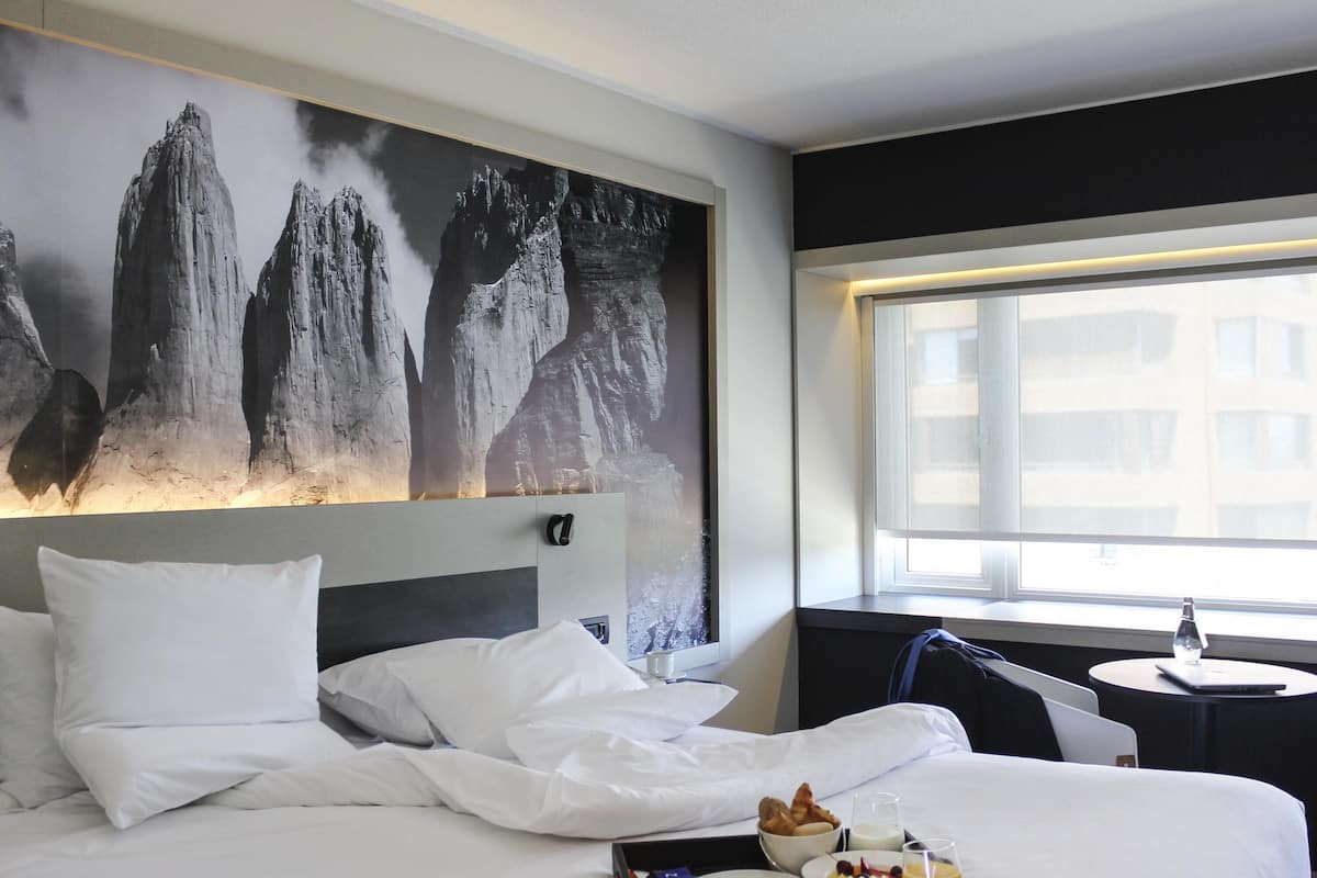 Executive Room, 1 Queen Bed | Premium bedding, pillowtop beds, minibar, in-room safe
