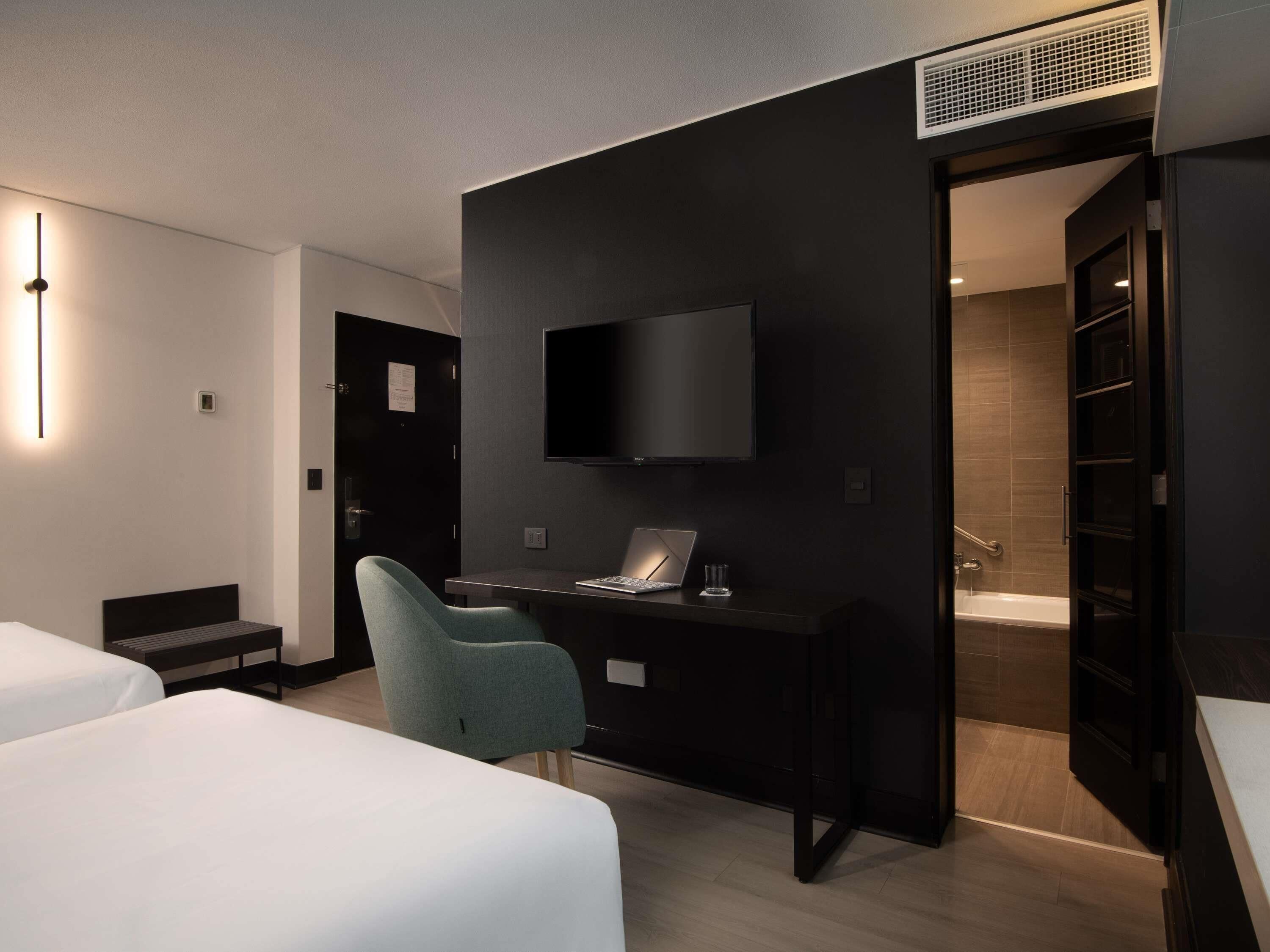 Ropa de cama de alta calidad, colchones con pillow-top y minibar 