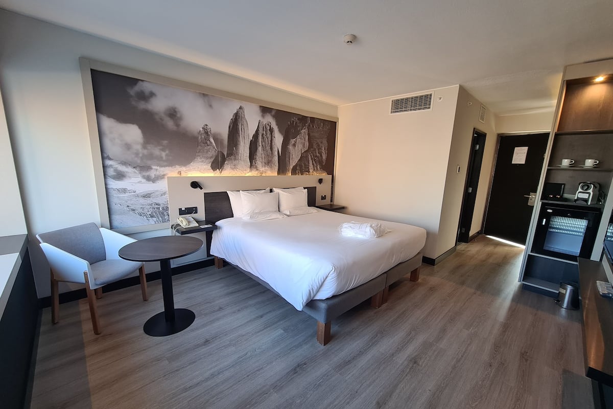 Executive Room, 1 Queen Bed | Premium bedding, pillow-top beds, minibar, in-room safe