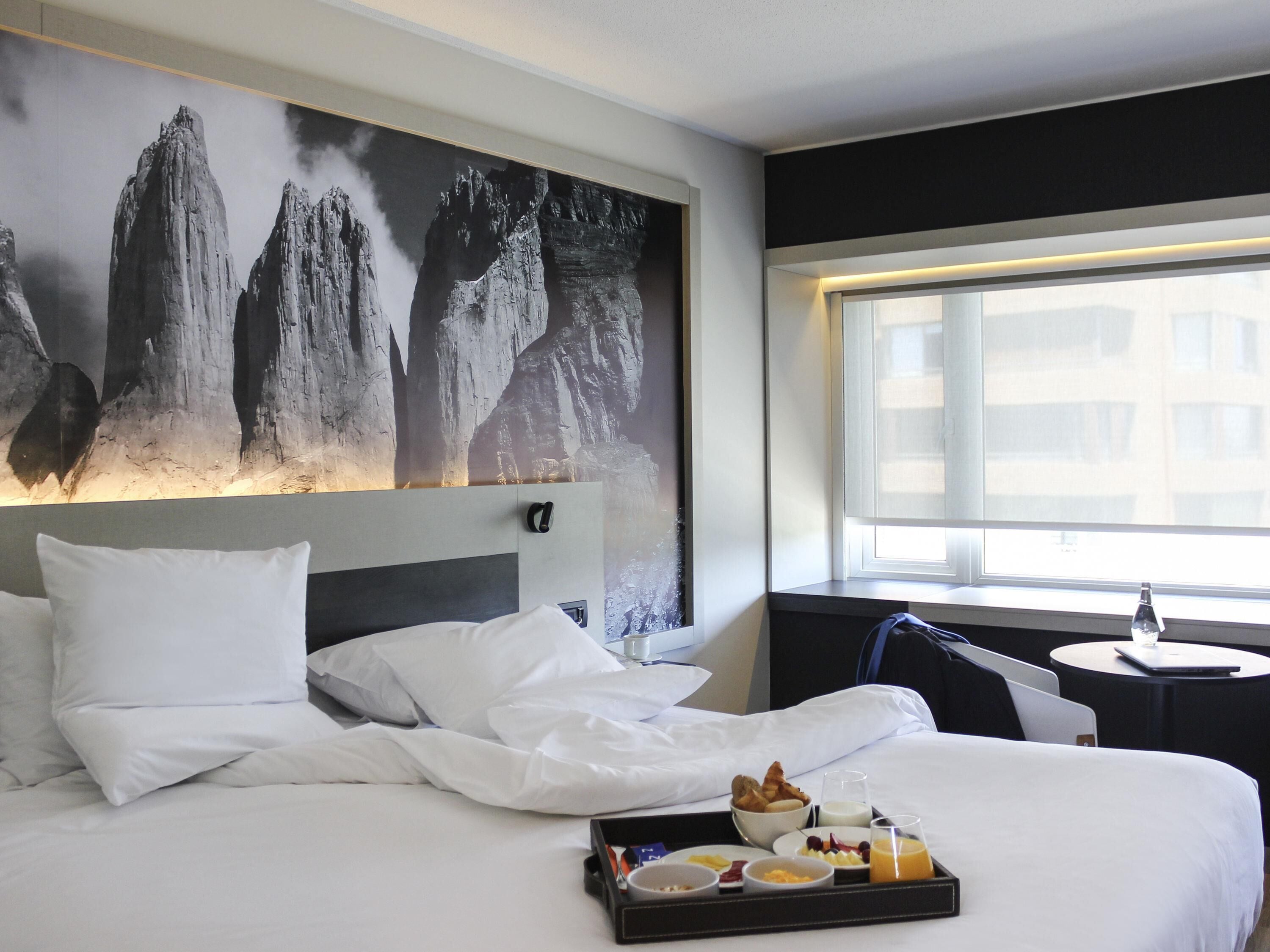 Executive Room, 1 Queen Bed | Premium bedding, pillow-top beds, minibar, in-room safe