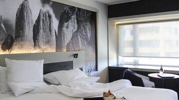 Executive Room, 1 Queen Bed | Premium bedding, pillowtop beds, minibar, in-room safe