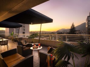 Executive Room, 1 Queen Bed | Premium bedding, pillowtop beds, minibar, in-room safe