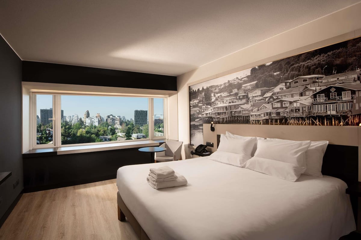 Superior Room, 1 Queen Bed | Premium bedding, pillowtop beds, minibar, in-room safe