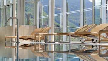 Innenpool, geöffnet von 06:00 Uhr bis 21:30 Uhr, Liegestühle