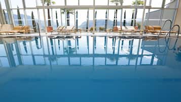 Piscine intérieure, accès possible de 6 h à 21 h 30, chaises longues