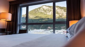 Roba de llit hipoal·lergògena, minibar i caixa forta a l'habitació