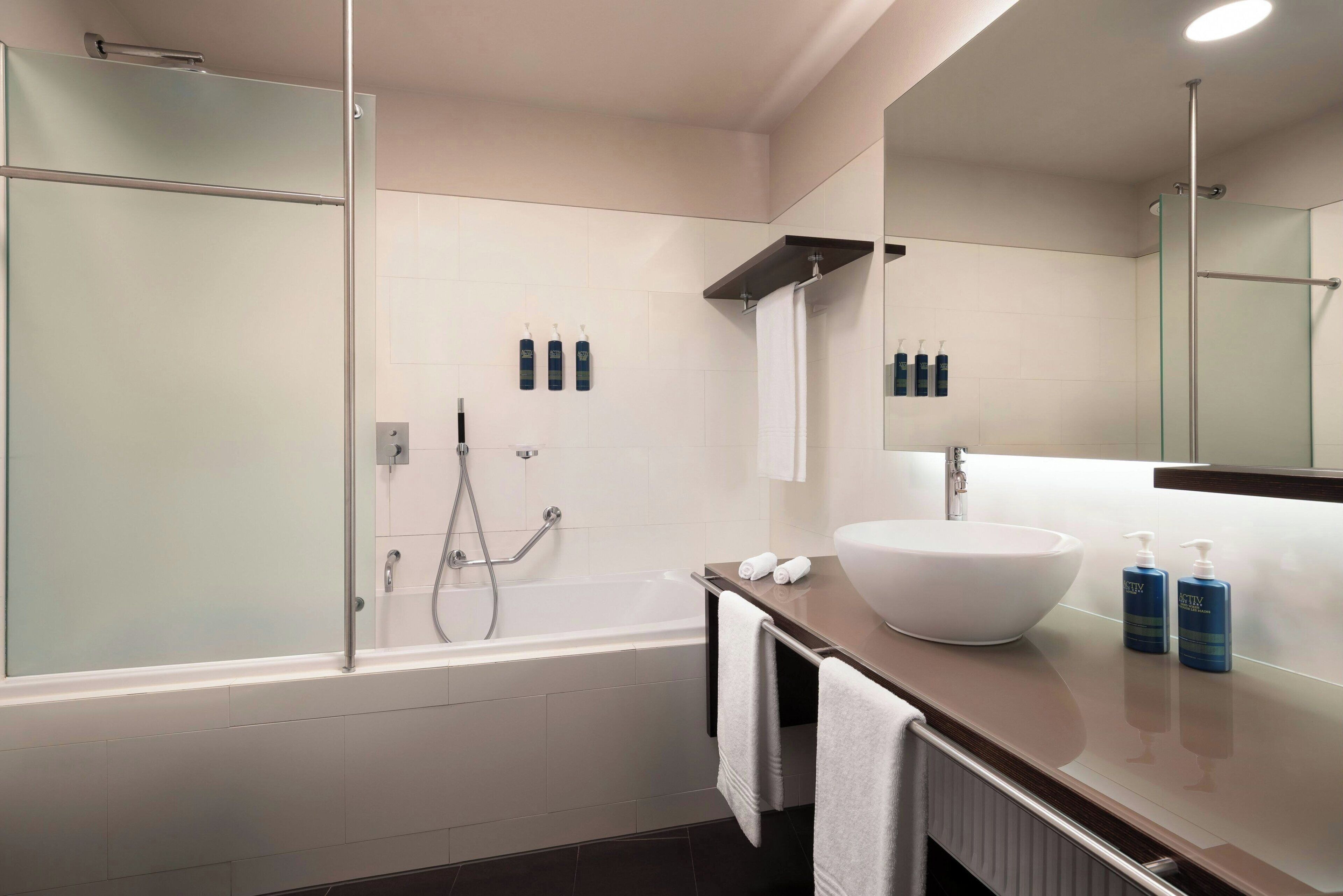 Combined shower/tub, free toiletries, hair dryer, bidet