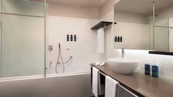 Combined shower/tub, free toiletries, hair dryer, bidet