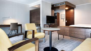 Suite clásica, 1 cama de matrimonio grande | Sala de estar | Una televisión LCD, películas de pago