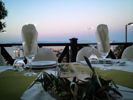 Breakfast, lunch, dinner served; Greek cuisine, ocean views . Hotel Avra by Smile hotels