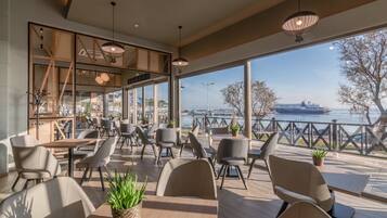 Petit déjeuner, déjeuner et dßner servis sur place, vue sur la mer