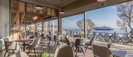 Aamiainen ja lounas; kreikkalainen keittiö, näkymät valtamerelle