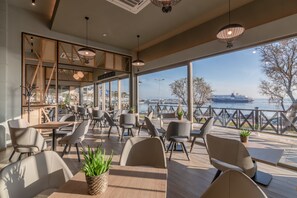 Petit-déjeuner, déjeuner et dîner servis sur place, vue sur la mer