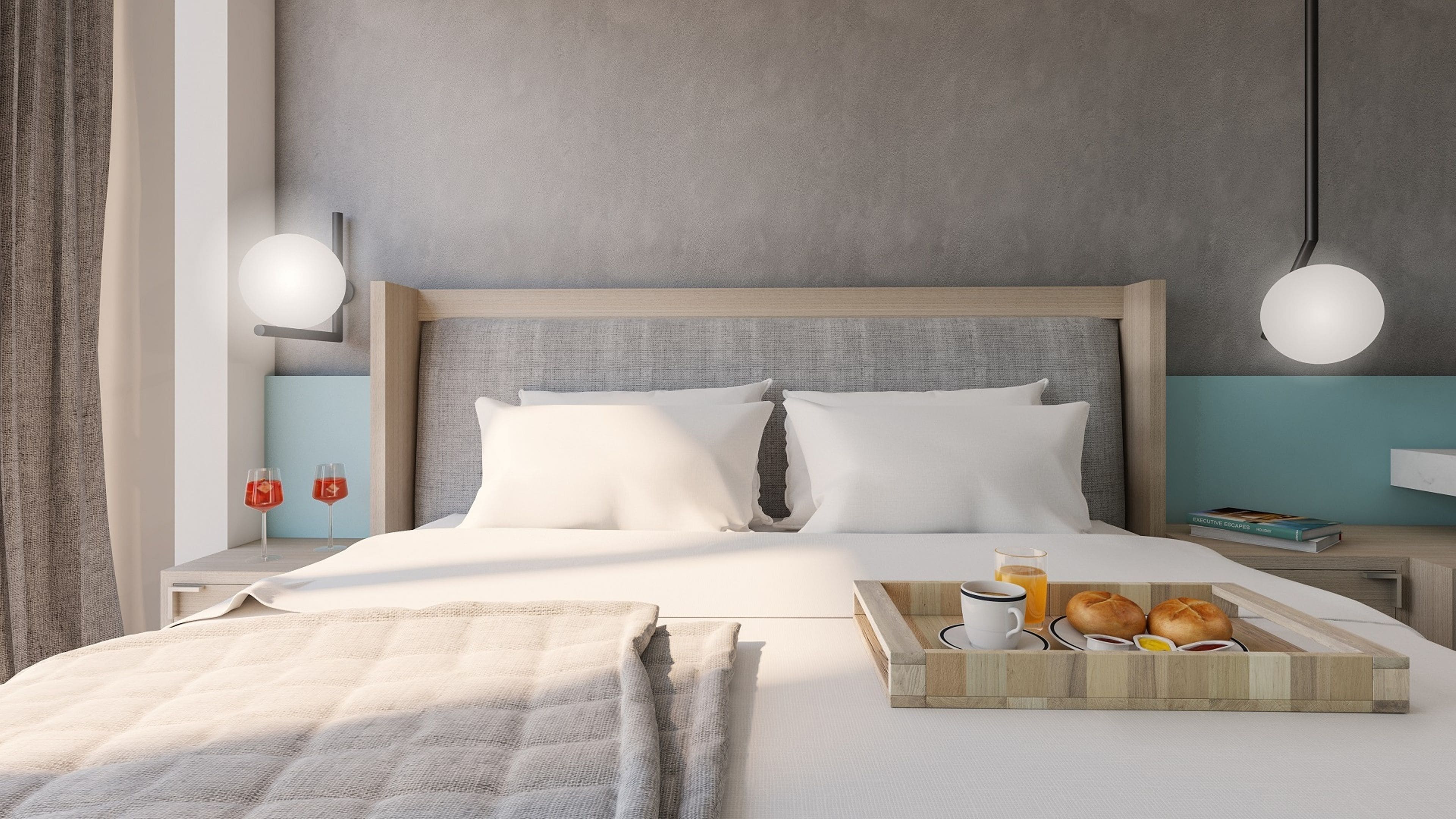 Una cama bien hecha con sábanas blancas, cabecera de madera y una bandeja con alimentos para el desayuno.