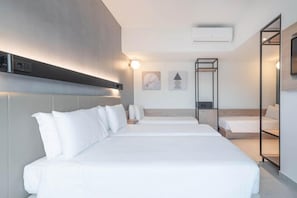 Quadruple Side Sea View | Minibar, Zimmersafe, Schreibtisch, laptopgeeigneter Arbeitsplatz
