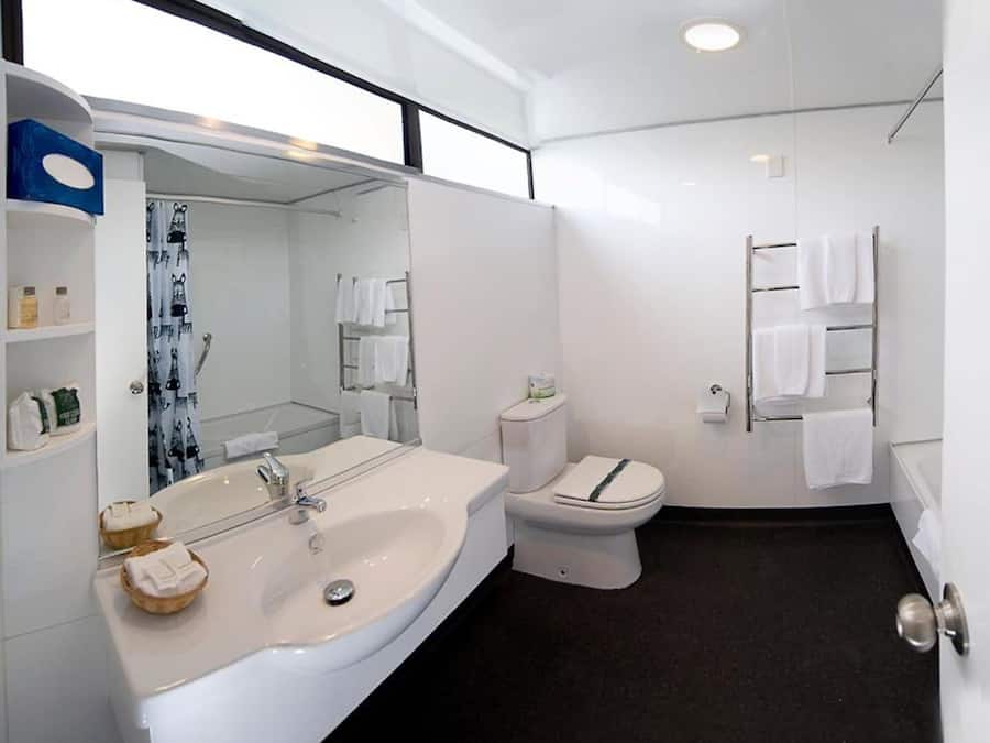 Superior Double Room | Bathroom | Free toiletries, hair dryer, towels