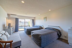 Standard Twin Room | Desk, soundproofing, iron/ironing board, free WiFi