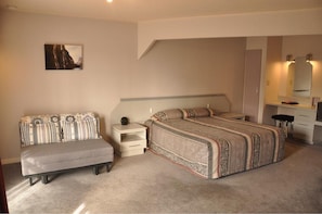 Desk, soundproofing, iron/ironing board, free WiFi - The Village Inn Hotel (Te Anau)